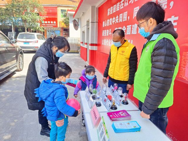 圩仔居民在宣傳攤位前駐足觀看、了解仿真毒品.jpg